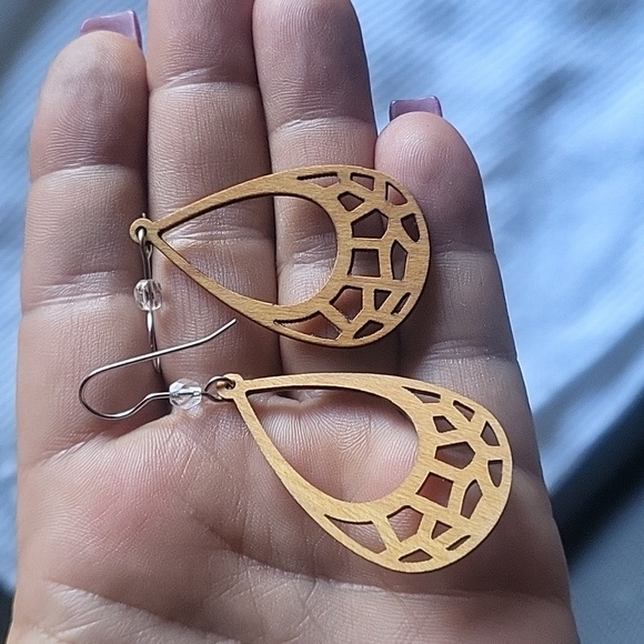 ALL NATURAL EARRINGS - Two pairs - one made from SHELL and one from WOOD - Picture 6 of 6